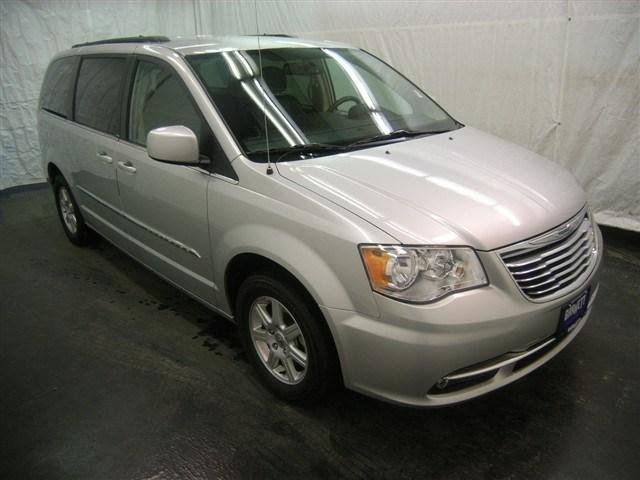 Chrysler Town and Country 2012 photo 2