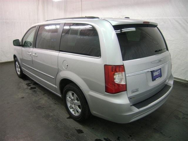 Chrysler Town and Country 2012 photo 3
