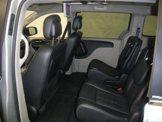 Chrysler Town and Country 2012 photo 4