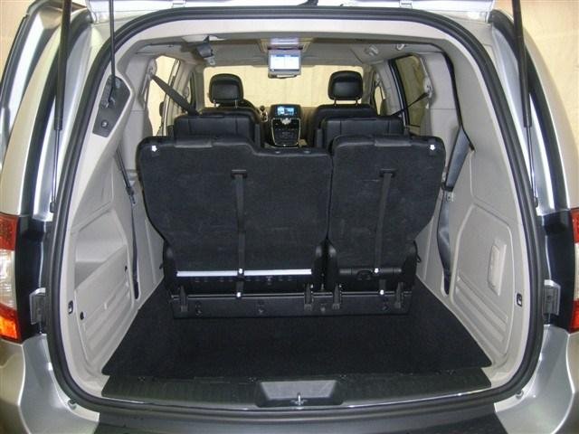 Chrysler Town and Country 2012 photo 5