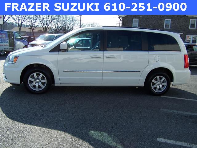 Chrysler Town and Country 2012 photo 2