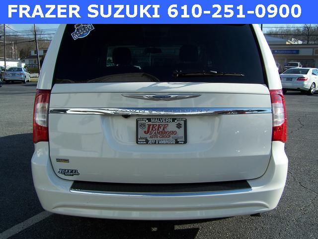 Chrysler Town and Country 2012 photo 3