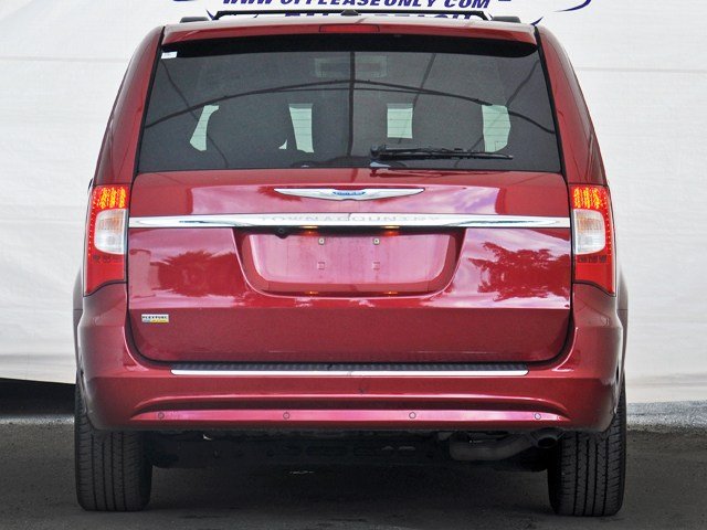 Chrysler Town and Country 2012 photo 1