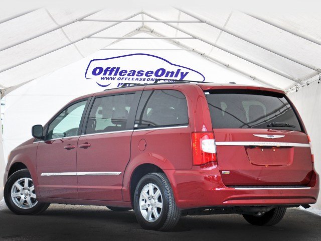 Chrysler Town and Country 2012 photo 2