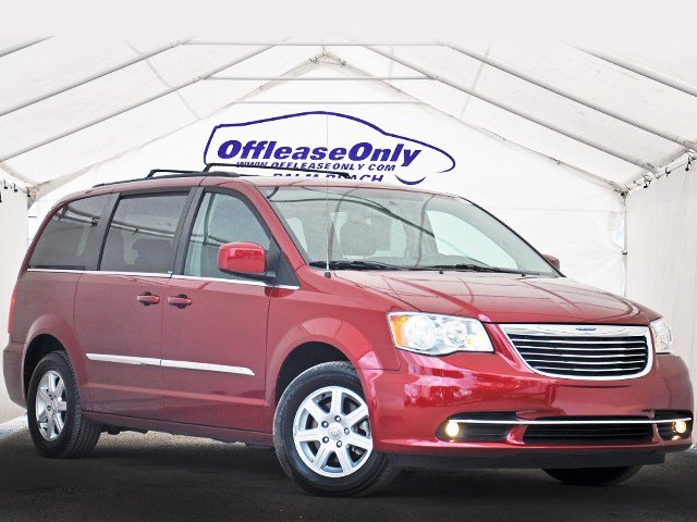 Chrysler Town and Country 2012 photo 3