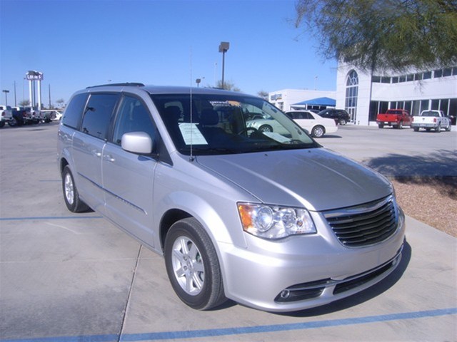 Chrysler Town and Country 2012 photo 2