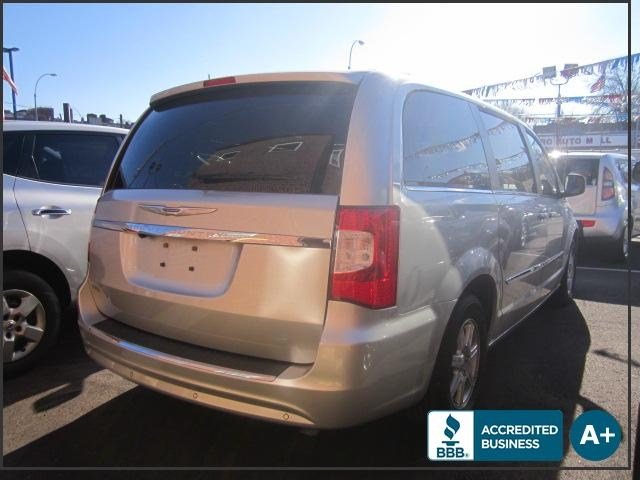 Chrysler Town and Country 2012 photo 1