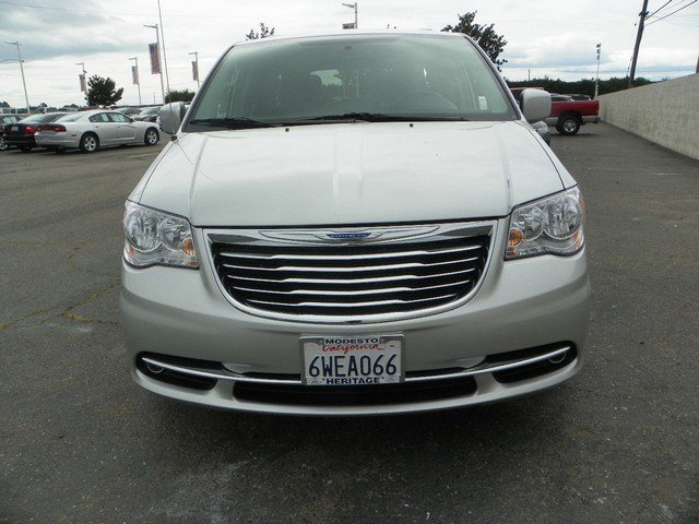 Chrysler Town and Country 2012 photo 3