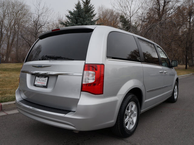Chrysler Town and Country 2012 photo 3