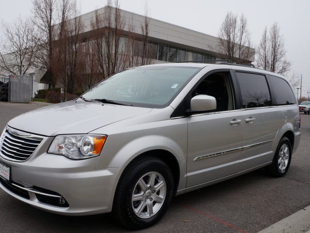 Chrysler Town and Country 2012 photo 4