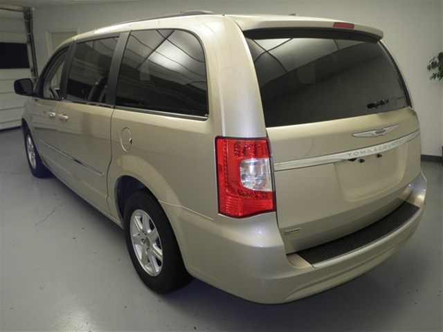 Chrysler Town and Country 2012 photo 1