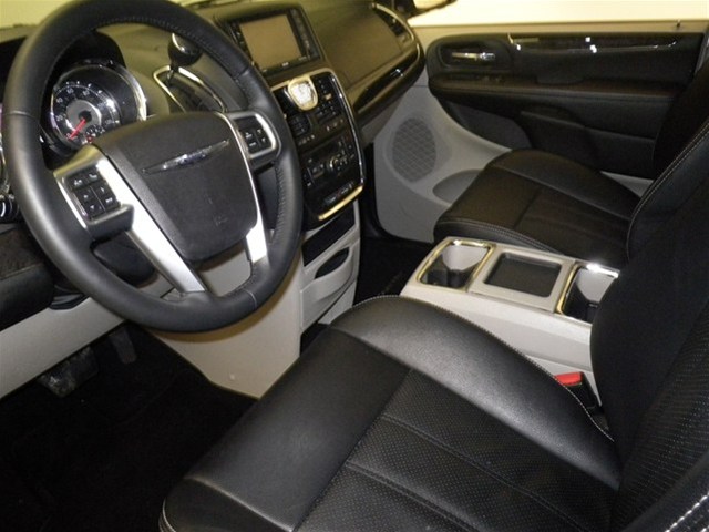 Chrysler Town and Country 2012 photo 2