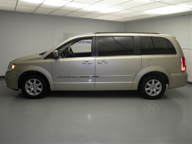 Chrysler Town and Country 2012 photo 3