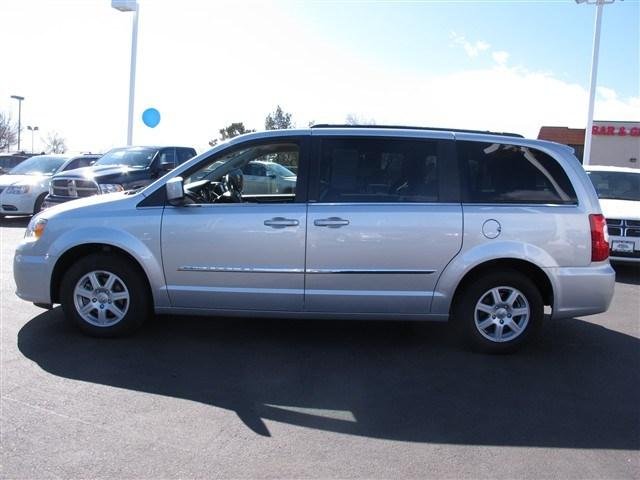 Chrysler Town and Country 2012 photo 1