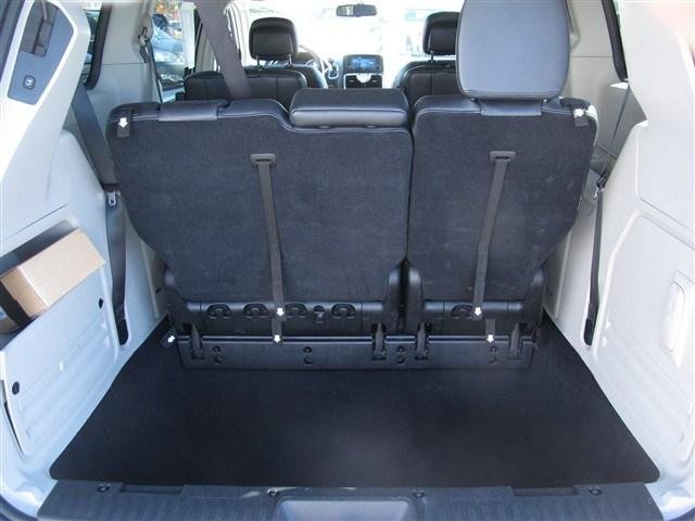 Chrysler Town and Country 2012 photo 2