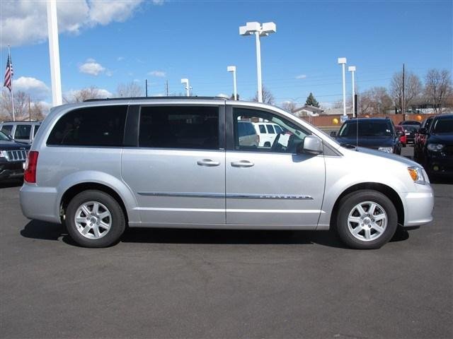 Chrysler Town and Country 2012 photo 3