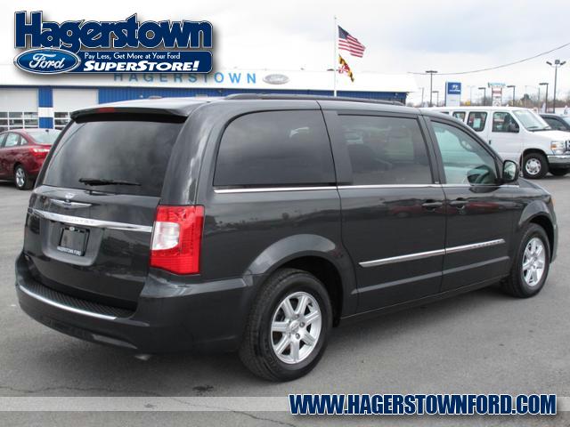 Chrysler Town and Country 2012 photo 1