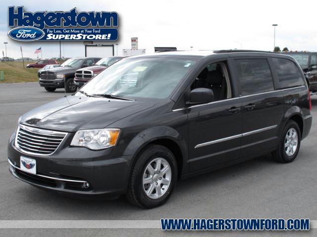 Chrysler Town and Country 2012 photo 2