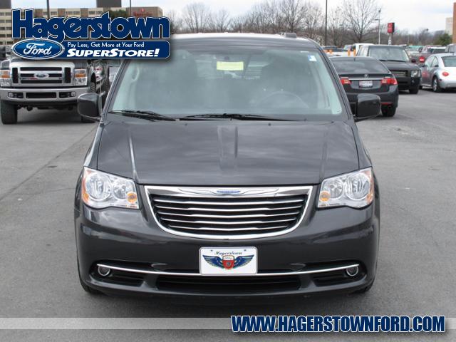 Chrysler Town and Country 2012 photo 3