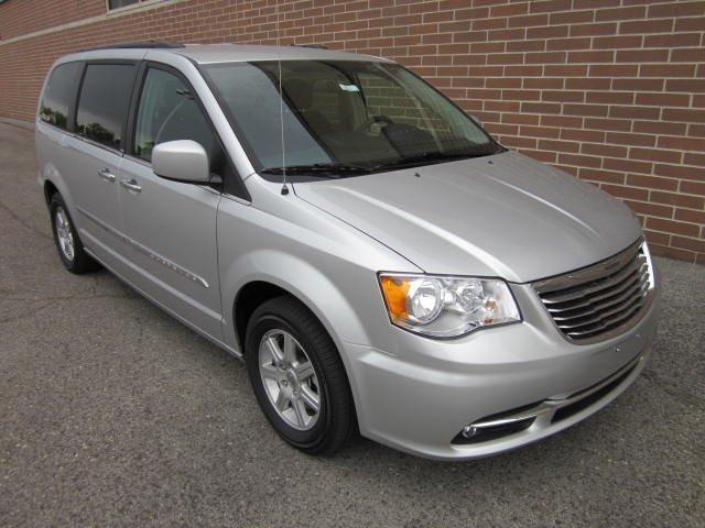 Chrysler Town and Country 2012 photo 1