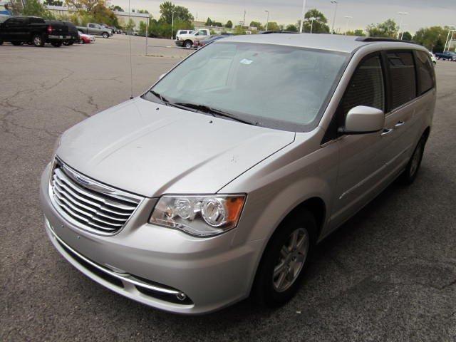 Chrysler Town and Country 2012 photo 2