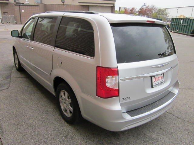Chrysler Town and Country 2012 photo 3