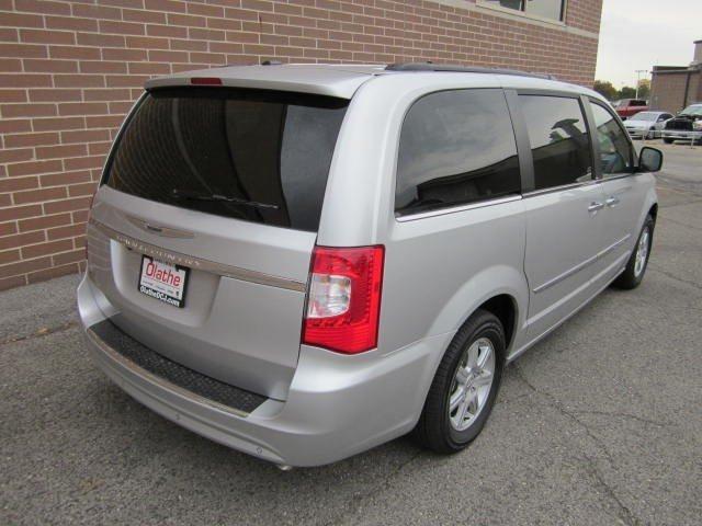 Chrysler Town and Country 2012 photo 4