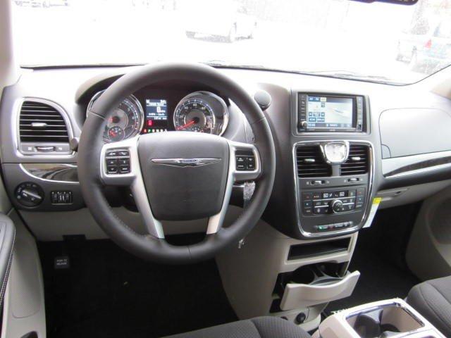 Chrysler Town and Country 2012 photo 5
