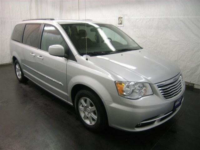 Chrysler Town and Country 2012 photo 1