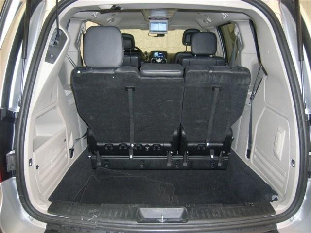 Chrysler Town and Country 2012 photo 2