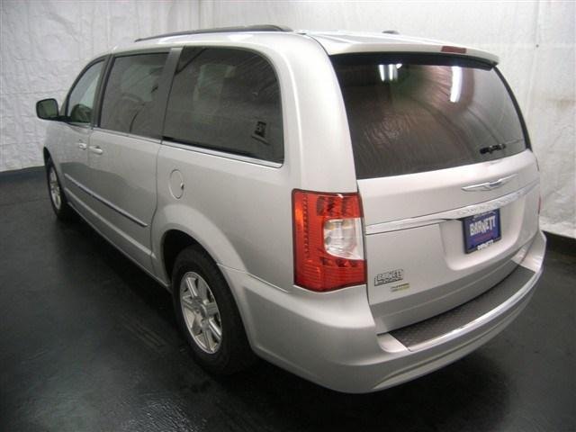 Chrysler Town and Country 2012 photo 3