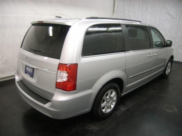 Chrysler Town and Country 2012 photo 5