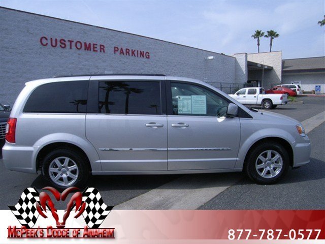 Chrysler Town and Country 2012 photo 3