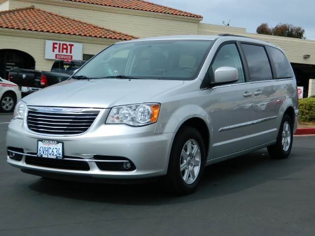 Chrysler Town and Country 2012 photo 1