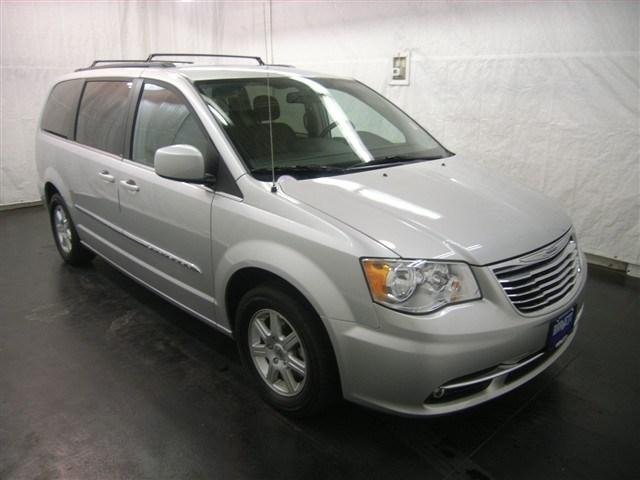 Chrysler Town and Country 2012 photo 2