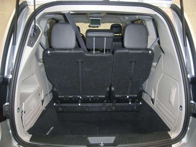 Chrysler Town and Country 2012 photo 3