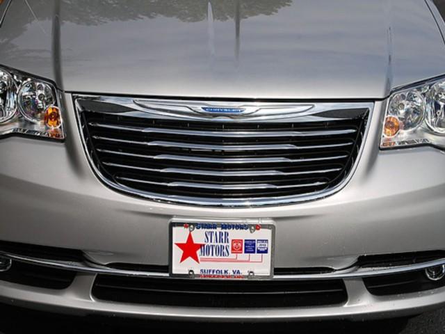 Chrysler Town and Country 2012 photo 1