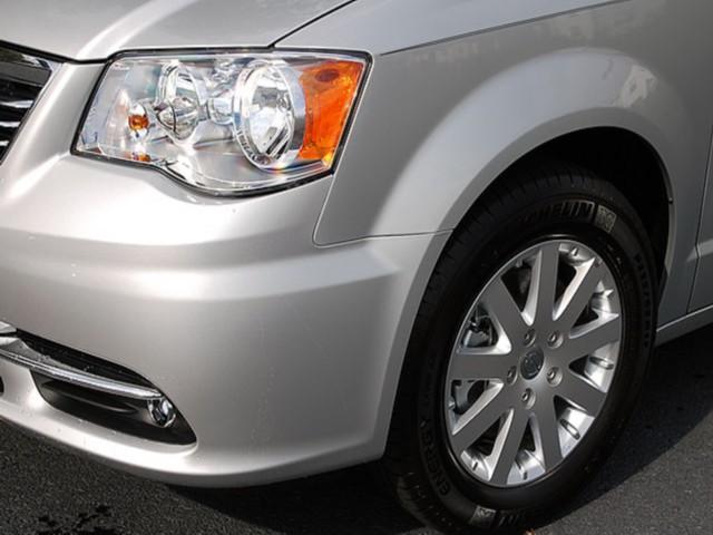 Chrysler Town and Country 2012 photo 2