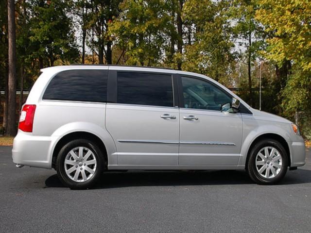 Chrysler Town and Country 2012 photo 5