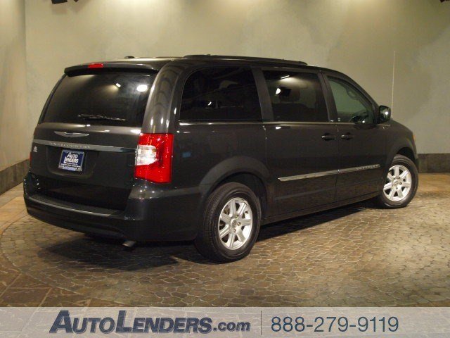 Chrysler Town and Country 2012 photo 1