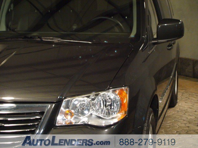 Chrysler Town and Country 2012 photo 2