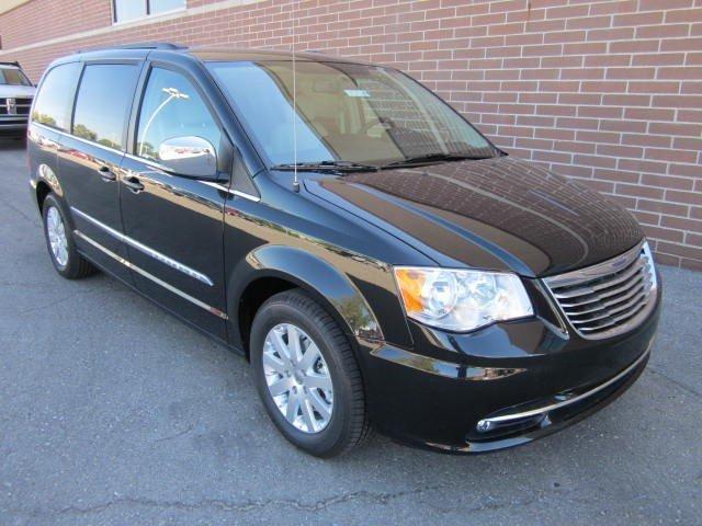 Chrysler Town and Country 2012 photo 1