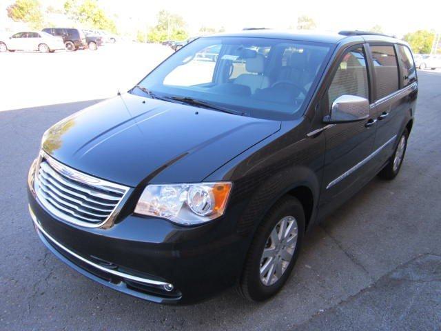 Chrysler Town and Country 2012 photo 2