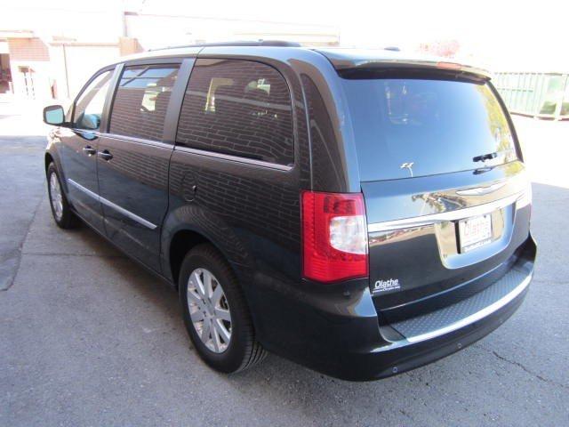 Chrysler Town and Country 2012 photo 3