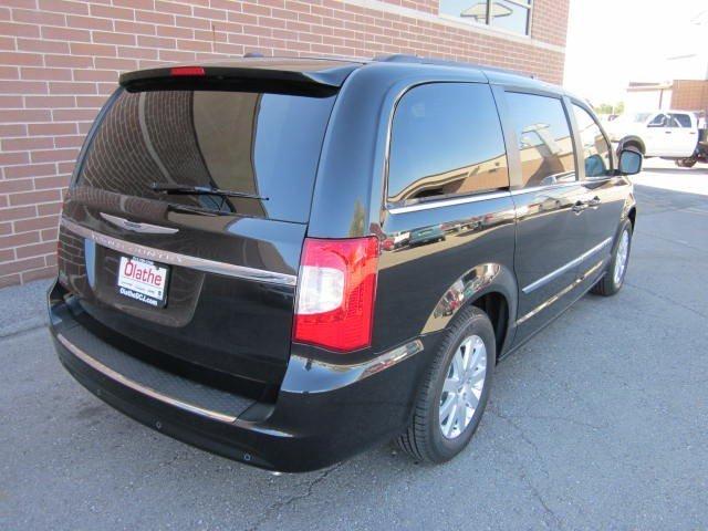 Chrysler Town and Country 2012 photo 4