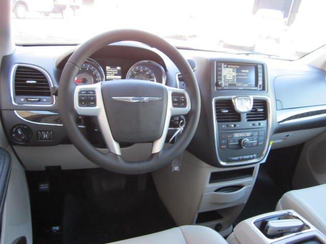 Chrysler Town and Country 2012 photo 5
