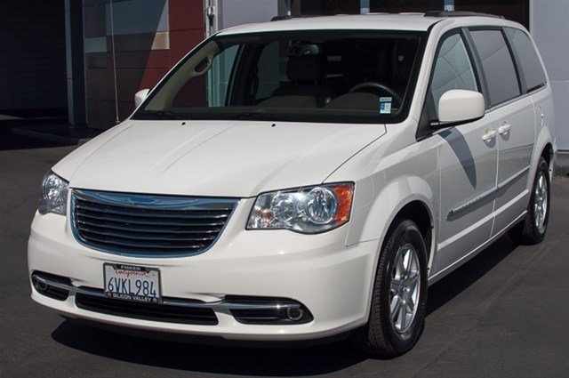 Chrysler Town and Country 2012 photo 2