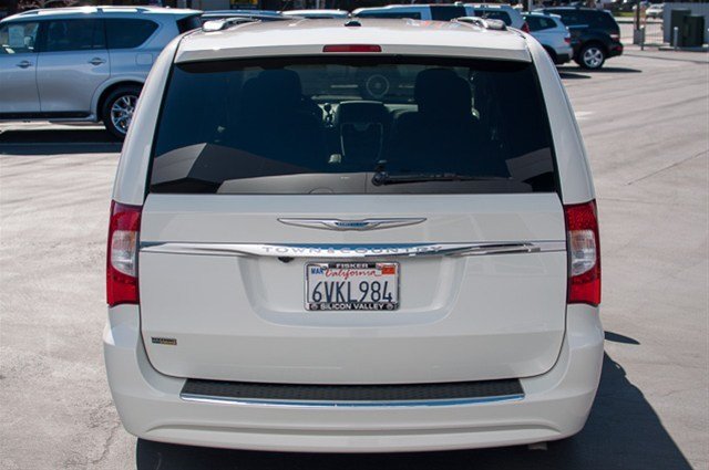 Chrysler Town and Country 2012 photo 3