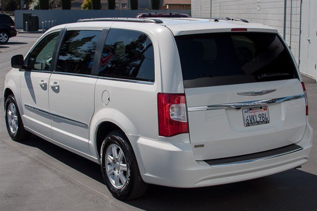 Chrysler Town and Country 2012 photo 4