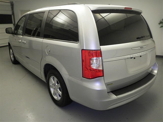 Chrysler Town and Country 2012 photo 2